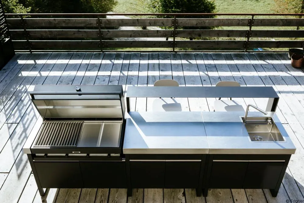 Terrassenküche mit Grill und Spüle von Fogher