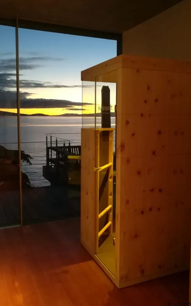 Zirbenholz-Saunakabine vor Abendhimmel