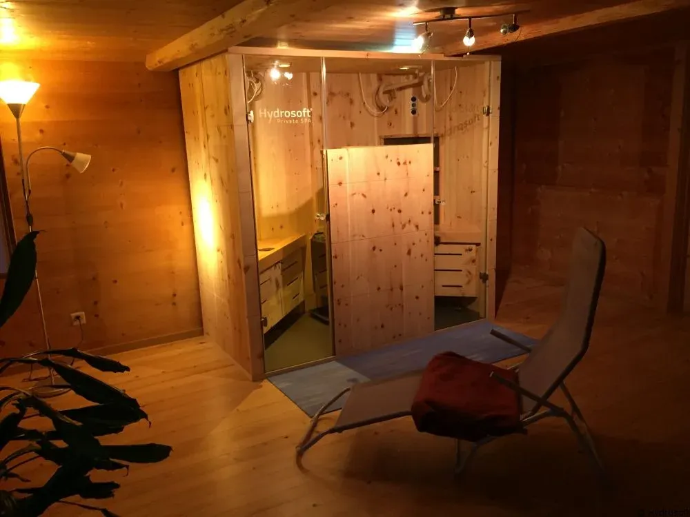 Infrarotkabine aus Zirbenholz mit Relaxliege