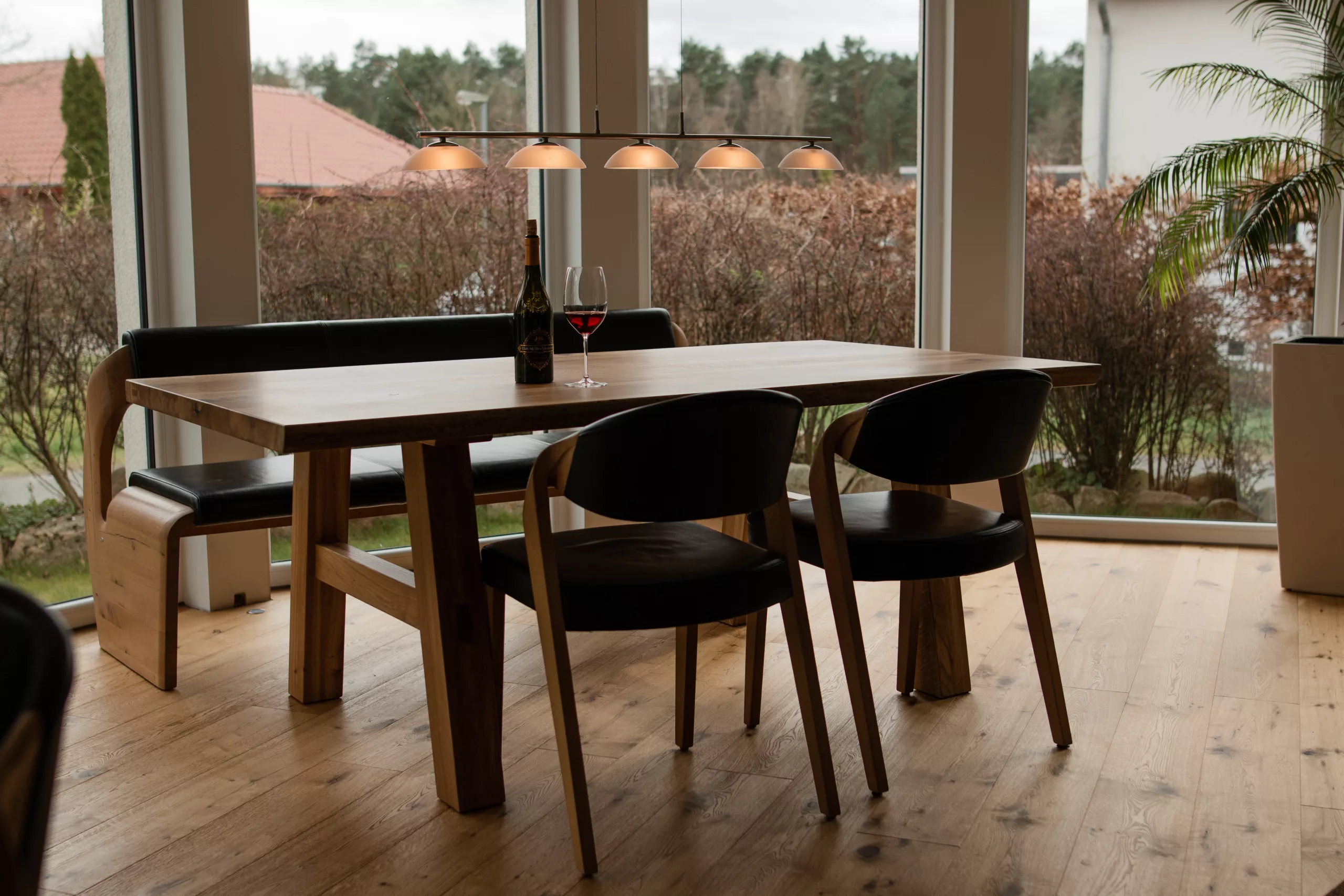Tisch mit Stühlen und Wein